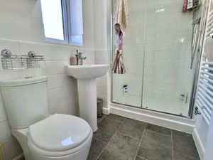 Master En-suite- click for photo gallery